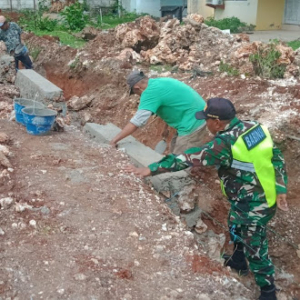 Babinsa Serka David Bullen Pantau Distribusi Material Pembangunan KDKMP di Kelurahan Mokdale