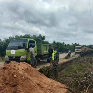 Babinsa Sertu Jasinto Meco Monitoring Pendistribusian Pasir KDKMP di Desa Fatelilo