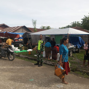 TNI AD Hadir di Tengah Masyarakat, Babinsa Maukaro Pantau Keamanan Pasar dan Sapa Warga