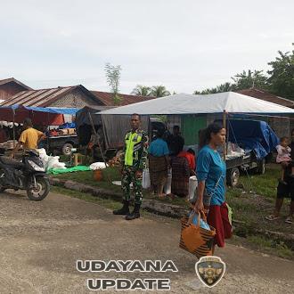 TNI AD Hadir di Tengah Masyarakat, Babinsa Maukaro Pantau Keamanan Pasar dan Sapa Warga