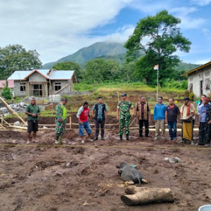 Babinsa Koramil 1625-01/Bajawa Hadiri Seremonial Adat Peletakan Batu Pertama KDKMP Desa Bowado