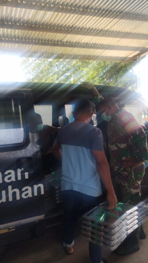 Babinsa Koramil 1627-02/Rote Timur Dampingi Pemberian Makanan Bergizi Gratis di Desa Papela