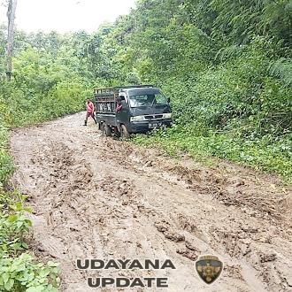 Babinsa Aesesa Pantau Longsor dan Akses Jalan di Desa Tedakisa–Tedamude