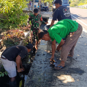 Gotong Royong Babinsa Segara Katon Cegah Banjir Lingkungan