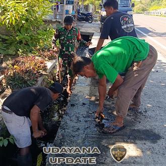 Gotong Royong Babinsa Segara Katon Cegah Banjir Lingkungan