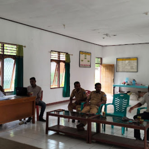 Babinsa Koramil 1625-05/Aesesa Perkuat Sinergi Lewat Komsos di Desa Langedhawe