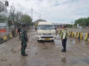 TNI AD Amankan Aktivitas Penyeberangan di Pelabuhan Poto Tano