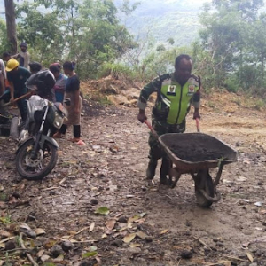 Pererat Kemanunggalan TNI–Rakyat, Babinsa Laksanakan Karya Bakti di Desa Tinabani