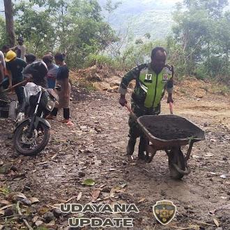 Pererat Kemanunggalan TNI–Rakyat, Babinsa Laksanakan Karya Bakti di Desa Tinabani