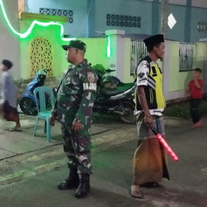 Serda Lalu Wahyu Laksanakan Patroli Malam, Situasi Sekongkang Aman dan Kondusif