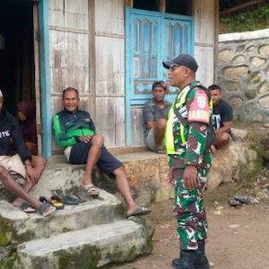 Pererat Kemanunggalan TNI–Rakyat, Babinsa Wolowaru Aktif Melaksanakan Komsos