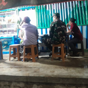 Personel Koramil Poto Tano Laksanakan Patroli Malam Demi Keamanan Lingkungan