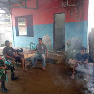 Jaga Keamanan Wilayah, Babinsa Koramil Sekongkang Laksanakan Komsos di Desa Maluk