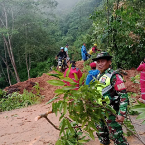 Akses Ruteng–Reo Lumpuh, Babinsa Koramil 1612-01/Ruteng Turun Langsung ke Lokasi Longsor