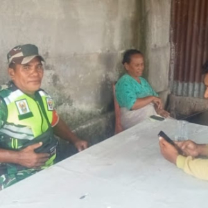 Babinsa Koramil 1602-04/Maurole Dampingi Warga Desa Neotonda dalam Kegiatan Pamwil dan Komsos