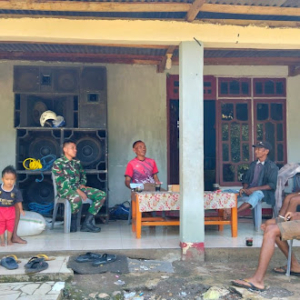 Babinsa Koramil 1625-05/Aesesa Gelar Komsos Bersama Tokoh Masyarakat Desa Langedhawe