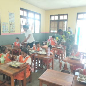 Ribuan Siswa di Pantai Baru Terima Makan Sehat Bergizi, Babinsa Turut Lakukan Pendampingan