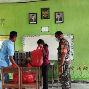 Babinsa Rote Timur Dampingi Pemberian Makanan Bergizi Gratis untuk 3.002 Pelajar