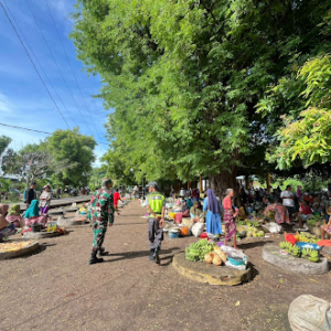 Babinsa Ramil 1624-07/Nagawutung Hadir Jaga Ketertiban Pasar Barter Wulandoni