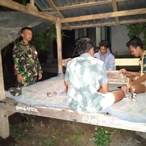 Jaga Kamtibmas, Babinsa Desa Karombo Pantau Ronda Malam Warga