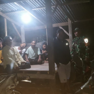 Tingkatkan Keamanan Lingkungan, Babinsa Desa Pekat Laksanakan Kontrol Ronda Malam