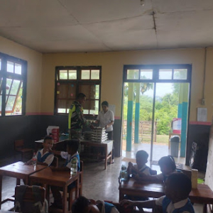 Babinsa Koramil 1627-02/Pantai Baru Dampingi Pemberian Makanan Bergizi Gratis