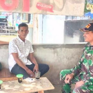 ‎Lewat Komsos, Babinsa Aikmel Imbau Warga Peduli Keamanan dan Kebersihan