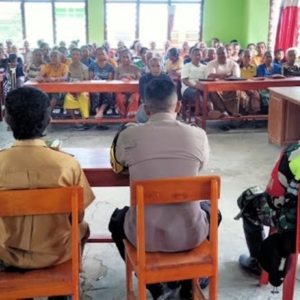 181 KK Desa Nasi Terima Bantuan Pangan, Babinsa Pastikan Tepat Sasaran.