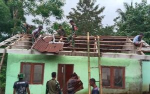 Langkah Awal Renovasi Dimulai, Satgas TMMD Ke-127 Kodim 1603/Sikka Bongkar Atap PAUD Desa Werang