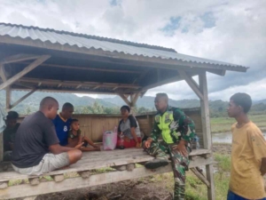 Serda Aleksius P.W. Jalin Komsos dan Pamwil Bersama Warga Desa Kebirangga Tengah