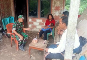 Babinsa Katikutana Perkuat Silaturahmi Melalui Komsos di Desa Ngadu Bolu