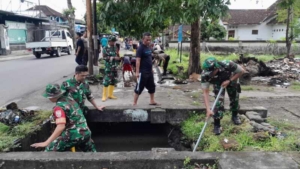 Sinergi TNI-Polri Bersihkan Kali Punia Mataram