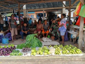 Babinsa Koramil 1622/01 Kalabahi Ajak Pedagang Jaga Kebersihan Pasar