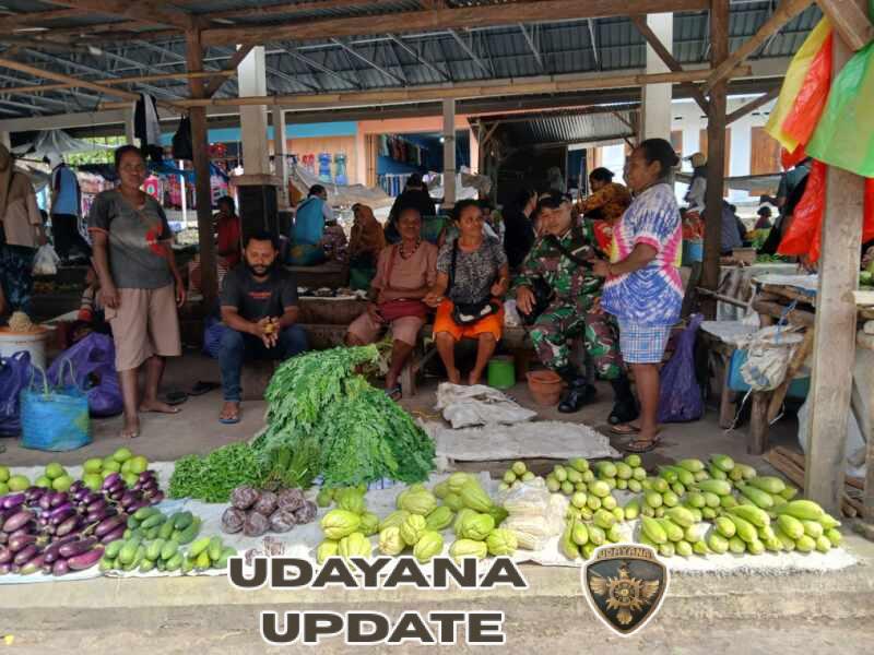 Babinsa Koramil 1622/01 Kalabahi Ajak Pedagang Jaga Kebersihan Pasar