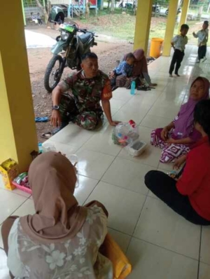 Babinsa Lamusung Komsos Bersama Kader Posyandu Bahas Program MBG