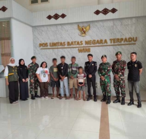 Tegakkan Aturan Perbatasan, Satgas Pamtas Yonarhanud 2 Kostrad Bersama PLBN Wini Deportasi 4 WNA Ilegal