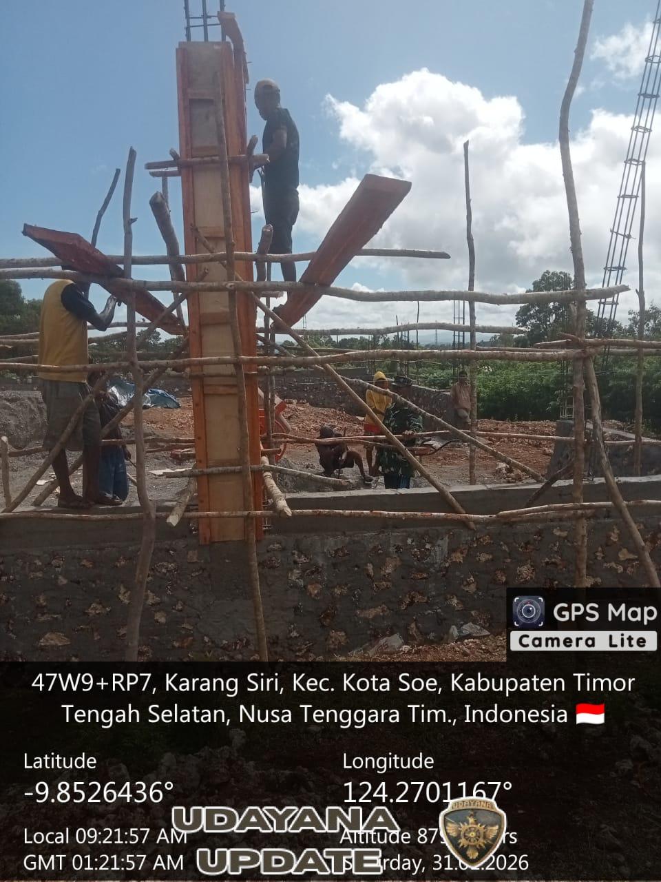 Babinsa Koramil Kota SoE Awasi Langsung Pembangunan Gerai KDKMP di Karang Siri.