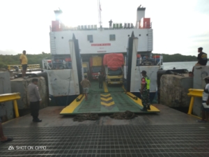 Babinsa Kodim 1627/RN Amankan Bongkar Muat KMP Inerie II dan KMP Ile Labalekan di Pelabuhan Pantai Baru
