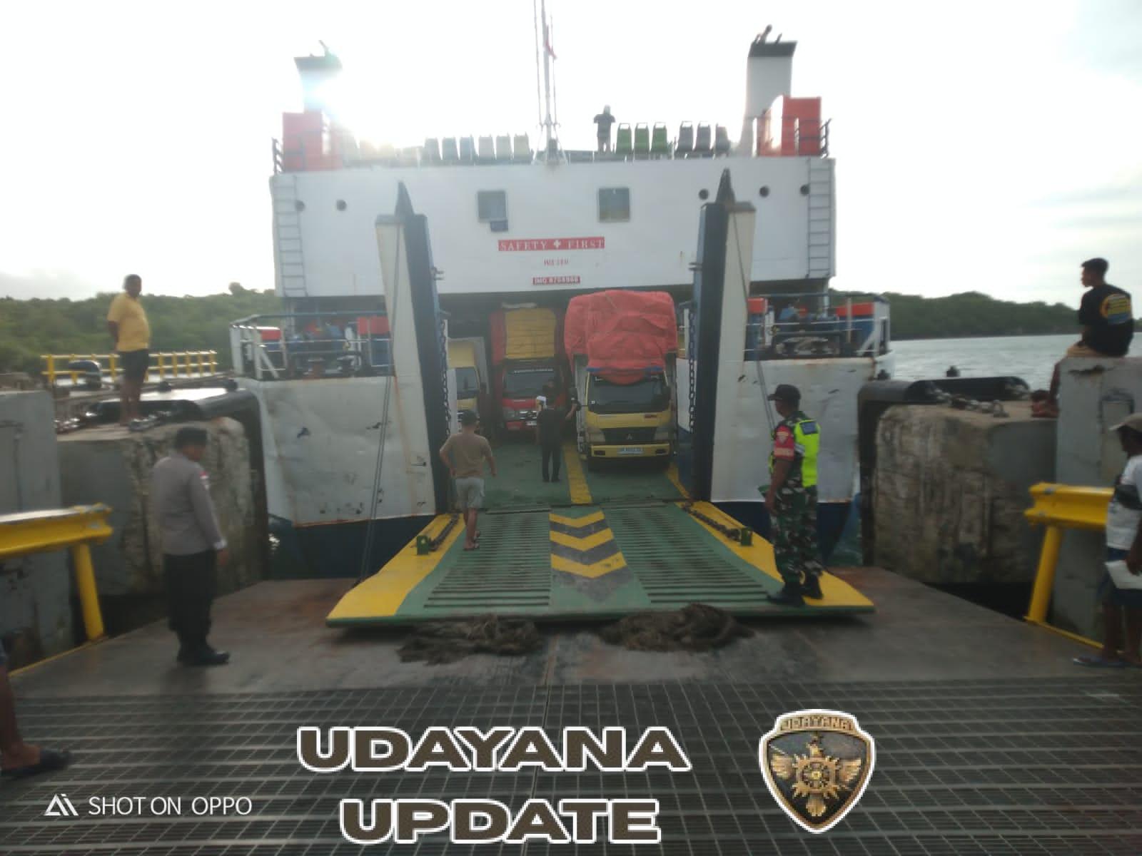 Babinsa Kodim 1627/RN Amankan Bongkar Muat KMP Inerie II dan KMP Ile Labalekan di Pelabuhan Pantai Baru