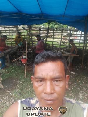 Babinsa Koramil 1627-01/Ba’a Laksanakan Kegiatan Pekerjaan Besi Pembangunan KDKMP Desa Baadale