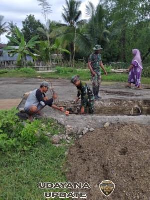 Babinsa Koramil 1630-01/Komodo Bergerak Cepat Bantu Perbaikan Deker Akses Utama Warga Golo Sepang