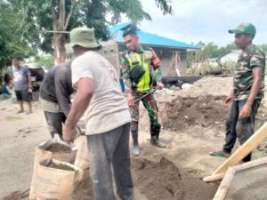 Jaga Kamtibmas, Babinsa Maurole Turun Langsung Bantu Warga Desa Watukamba