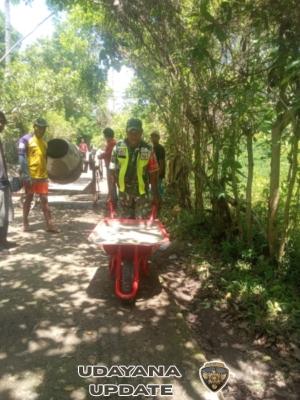 Gotong Royong Bangun Desa, Babinsa Maurole Pimpin Karya Bakti Rabat Jalan
