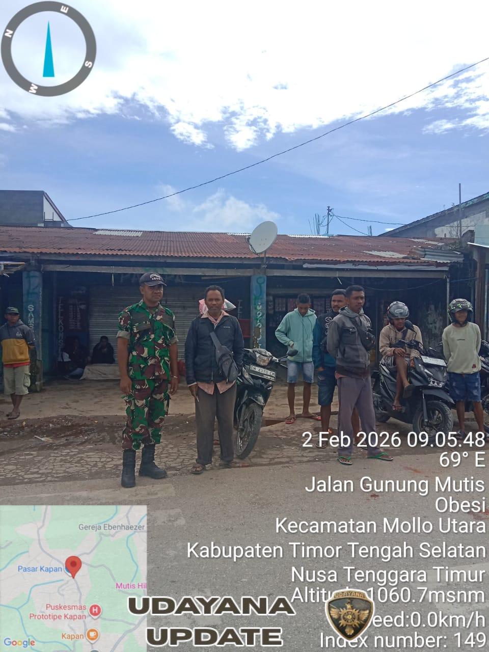 Babinsa Koramil Mollo Utara Hadir di Pasar Kapan, Wujudkan Aktivitas Warga yang Aman dan Tertib.