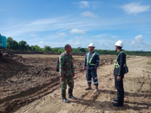 Babinsa Kodim 1627/RN Amankan Pembangunan Sentra Industri Garam Nasional di Rote Timur