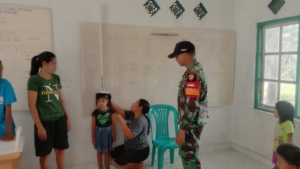 Sinergi Babinsa dan Puskesmas Kambaniru Sukseskan Bulan Timbang di Kelurahan Malumbi