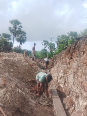 Babinsa Koramil 1627-01/Ba’a Dampingi Pekerjaan Fondasi KDKMP Desa Baadale