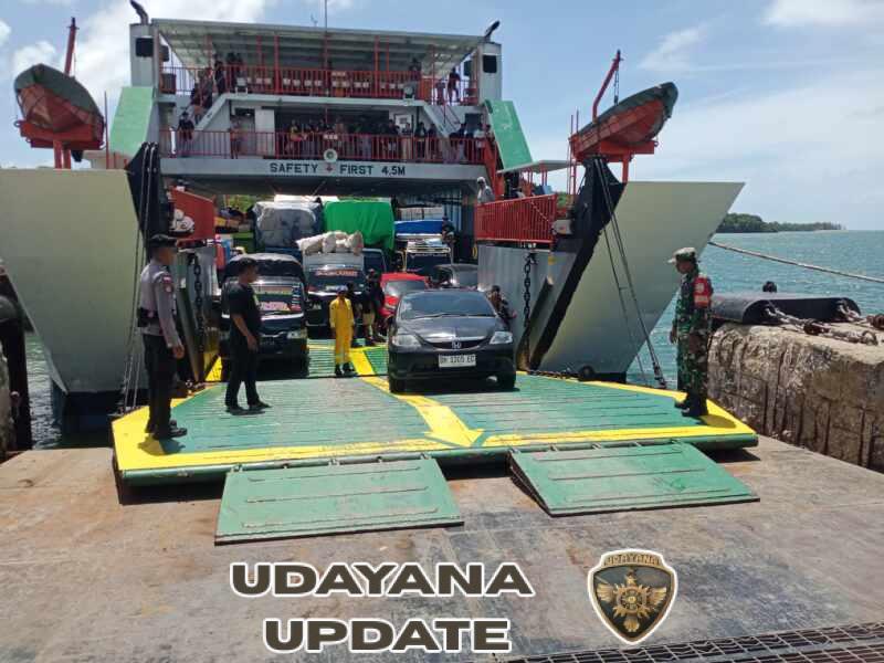 Babinsa Amankan Kedatangan KM Garda Maritim 3 di Pelabuhan ASDP Pantai Baru