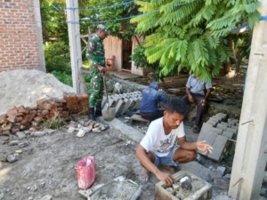 Babinsa Desa Alumang Laksanakan Komsos dan Pemantauan Wilayah