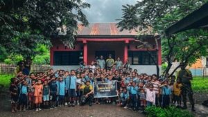 Wajah Baru Jendela Dunia, Satgas Pamtas Yonarhanud 2 Kostrad Percantik Perpustakaan SDN Manufonu